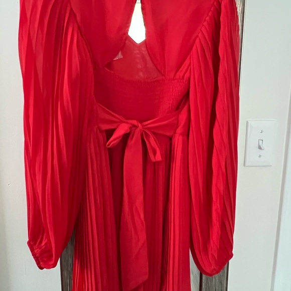 It is a gorgeous granate color dress, perfect to be used in the holiday season. - Picture 5 of 5